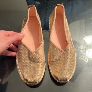 NWOT TOMS rose gold shows size 6.5
